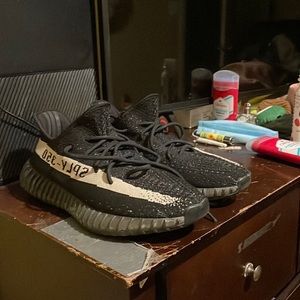 USED YEEZY V2 Oreo 8/10 condition